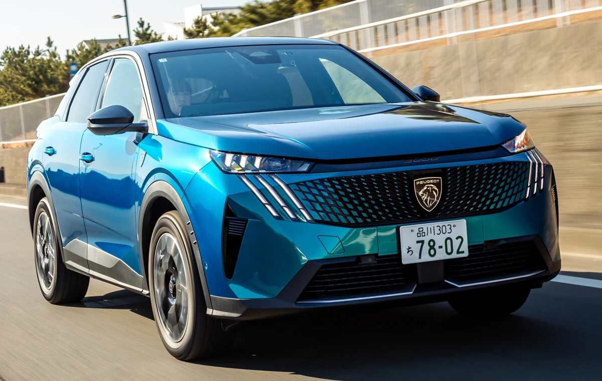 フルモデルチェンジでどこが進化!? 公道でガチ検証! 3代目・プジョー3008ハイブリッド、座るだけでテンション爆上がり!!